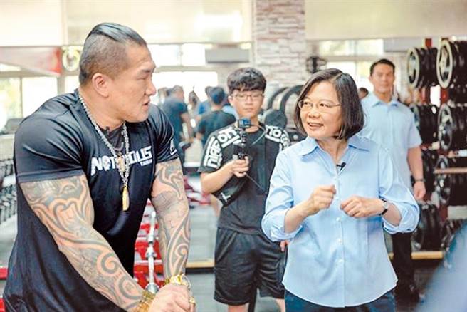 蔡英文總統(右)、「館長」陳之漢(左)。（圖/摘自蔡英文IG）
