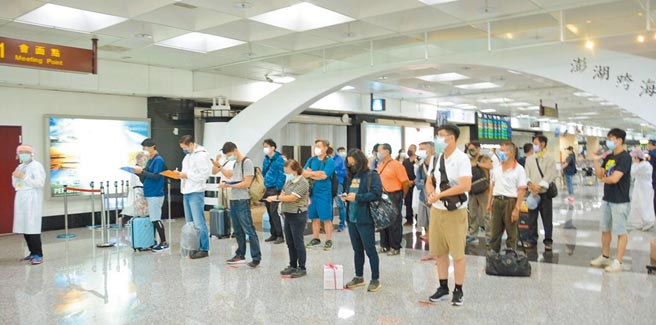 澎湖有2例确诊案例，县府1日起在马公机场展开快筛，入境旅客都自愿性的接受快筛。（澎湖县政府提供）