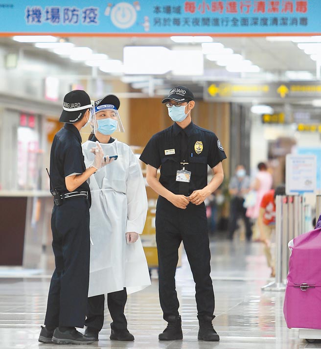 中央疫情指挥中心表示，2日起民眾搭乘飞机与船舶前，若当身体有状况，就必须进行PCR检测，若没有症状，则需填写14天健康声明，图为松山机场国内线大厅，相关工作人员为了搭设临时快筛站忙进忙出。（季志翔摄）