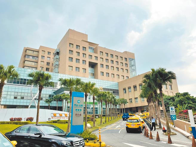 62岁洪姓男子5月31日上午7时许，在新北市双和医院11楼负压隔离病房内突然情绪失控，持水果刀砍伤3名护理师。（叶书宏摄）