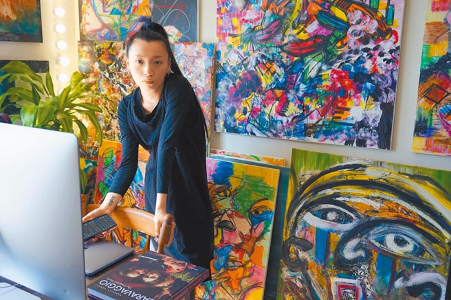 旅美编舞家洪彩希疫情间待在家里，仍不忘编舞和画画，近期拿下美国西密西根大学国际编舞大赛第一名。（洪彩希提供）