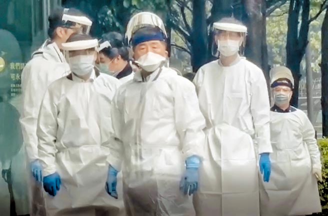 機組員3+11檢疫決策被視為疫情破口，衛福部疾管署聲稱無決策會議紀錄，遭立委質疑；圖為衛福部長陳時中視察諾富特華航桃機飯店情形。（讀者提供影片截圖）