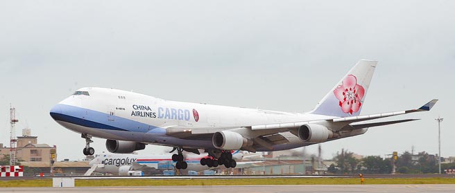 疫情严峻，华航旅客人数却较往常多20%，外传国人赴美施打疫苗。(本报资料照片)