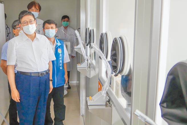 新竹县长杨文科（左）视察台大生医医院社区筛检站。（罗浚滨摄）