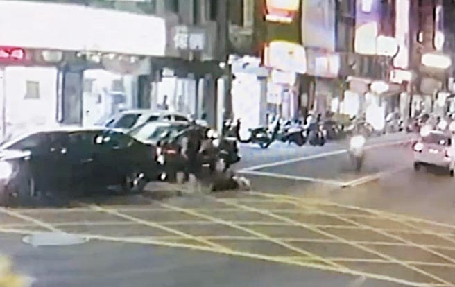 桃园市32岁蔡姓男子去年6月在桃园大业路一段，不爽67岁蔡男按他喇叭，殴打对方一顿，还推倒对方致死，当时对方送医，还找小弟痛扁其儿子。（读者提供／赖佑维桃园传真）