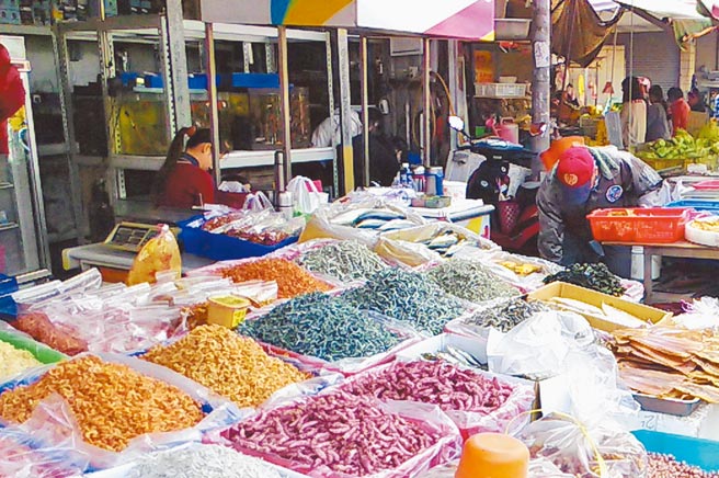 传统菜市场分流不易，防疫得靠民眾自律。（廖志晃摄）