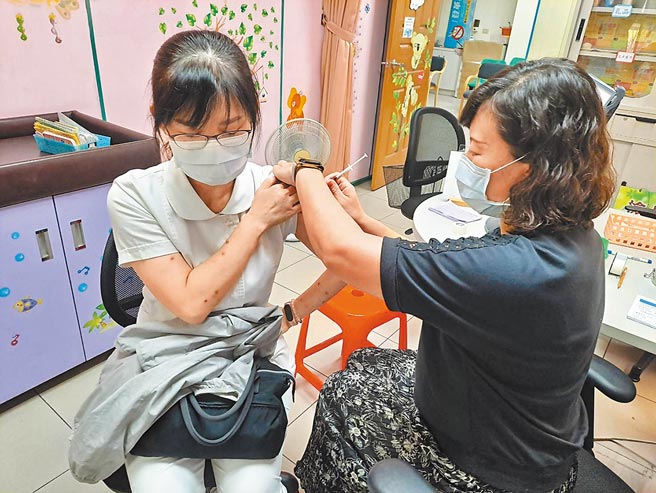 嘉义市再获配4900剂AZ疫苗，除规画4100剂给第一类医事人员预约施打，另外800剂开放给警消、里长、里干事、环保清消人员，甚至防疫旅馆人员接种。（嘉义市政府提供／吕妍庭嘉义传真）