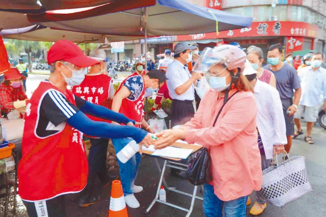 高市1日展開傳統市場分流管制，但部分市場外頭「塞車」。（高市府提供／柯宗緯高雄傳真）