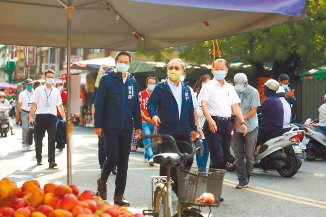 高市副市長史哲（中）1日率領經發局長廖泰翔（左）、警察局長黃明昭（右）前往前鎮瑞興民有市場、國民公有市場聯合稽查。（高市府提供／柯宗緯高雄傳真）