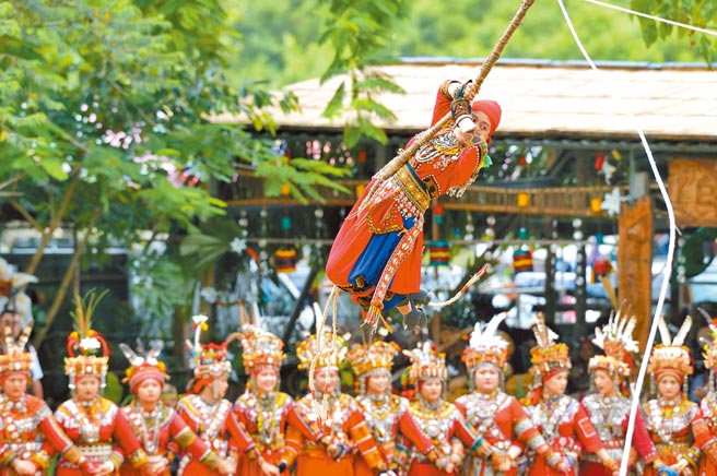 受到疫情衝击，台东原乡各部落的岁时祭仪面临停办。图为鲁凯族达鲁玛克部落每年7月举办的收穫祭。（庄哲权摄）