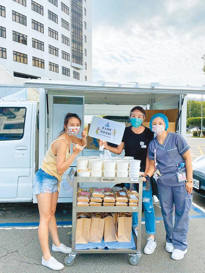 賈永婕（中）昨親送100份愛心便當到振興醫院給醫護人員享用。（摘自臉書）