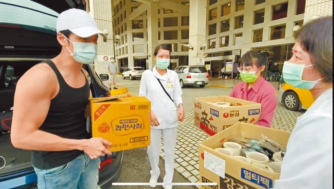 Ｇino（左）送餐到榮總為醫護人員加油打氣。（摘自IG）