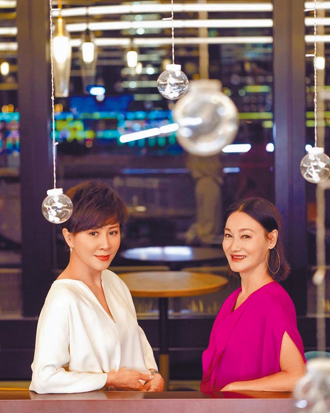 刘嘉玲（左）主持《对照记》最新一集邀请好友惠英红作客。（摘自IG）