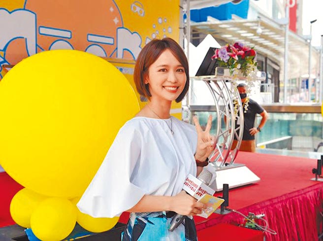 「客家妹」陈明珠昨正式将经纪约签给黄子佼。（洒落严选行提供）