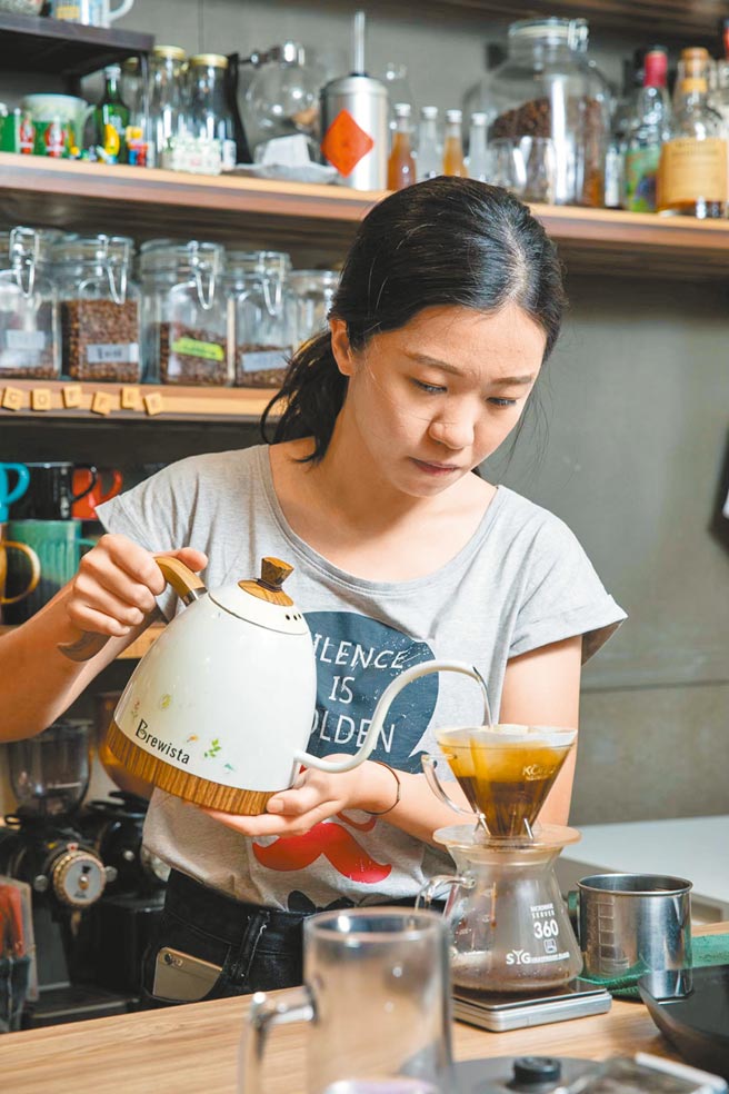 呆待咖啡老板陈筱怡，在疫情衝击万华时努力保持初衷。（石智中摄）