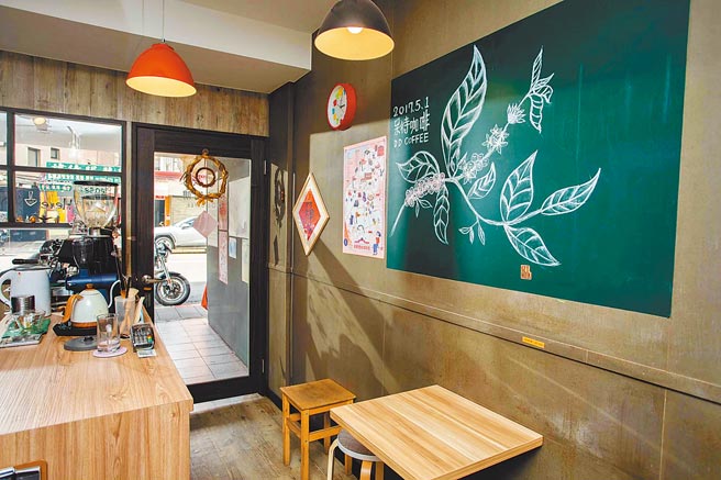 呆待咖啡隐身万华大理服饰商圈，以熟客居多。（石智中摄）