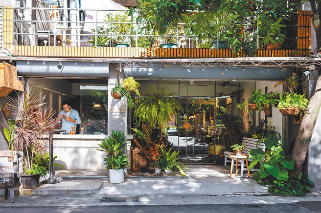 位于万华西园路的鹿点咖啡，绿意盎然。（鹿点咖啡提供）