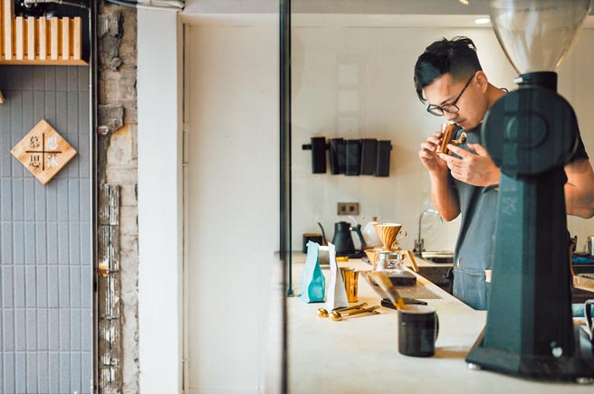 鹿点咖啡慕思店老板杨昆翰，另从事空间设计业。（鹿点咖啡提供）