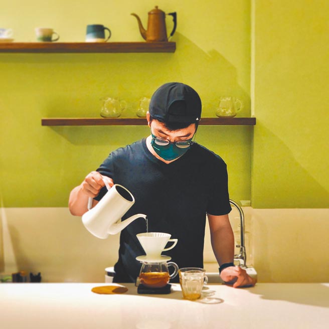 万华广州街甘心咖啡老板洪浩恩。 （甘心咖啡提供）