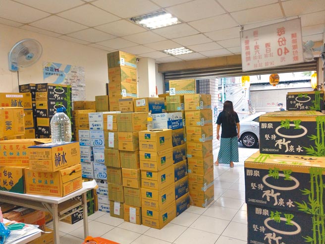 凉粉伯店家空间变成万华物资站 。（摘自人生百味脸书）