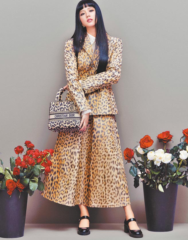 智秀穿上Dior早秋服装，一身的豹纹印花超级抢眼。（Dior提供）