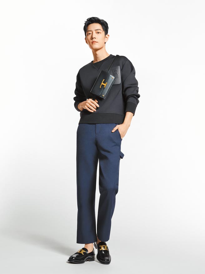 肖战以一身暗色系服装，搭配Tod’s为他打造的全新单品，以金属配件质感搭配出层次感。（Tod’s提供）