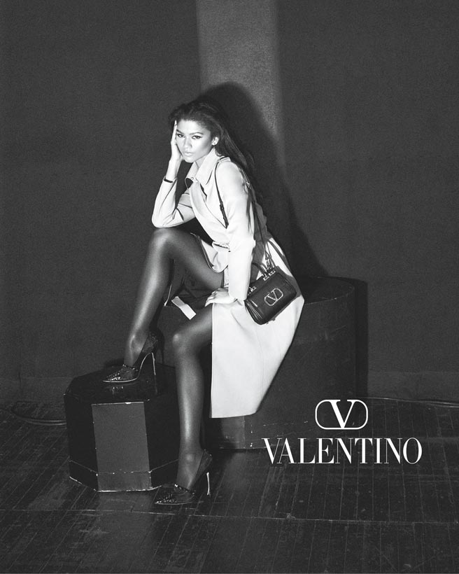 Valentino品牌代言人赞达亚演绎2021早秋Roman Palazzo系列，展现出当代的浪漫精神。（Valentino提供）