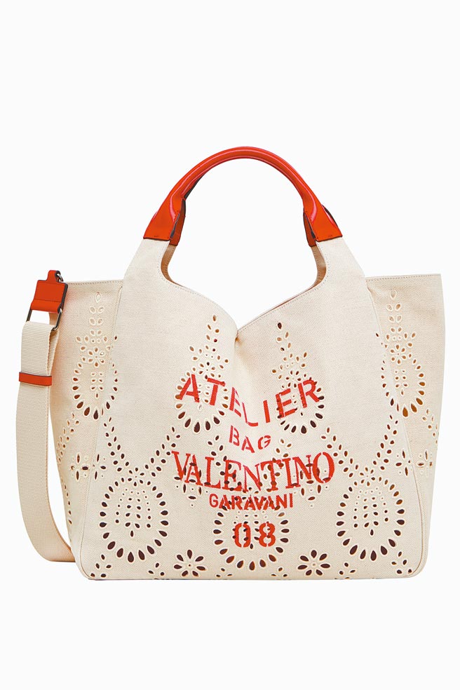 Valentino Garavani Atelier早秋托特包6万3500元。（Valentino提供）