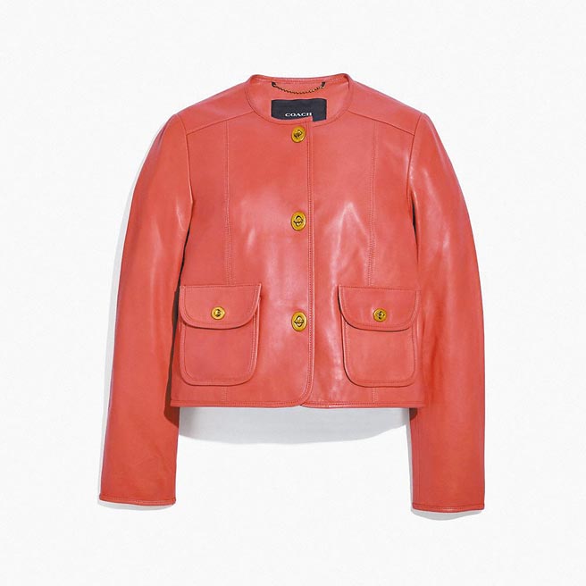 Coach玫瑰红皮革外套3万5800元。（Coach提供）