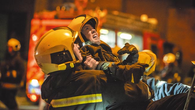 《火神的眼泪》上周六（29日）大结局，陈庭妮在关东梯前崩溃痛哭，双脚因撞到梯子瘀青。（公视、myVideo提供）