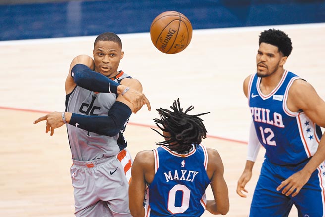 巫师后卫韦斯布鲁克（左）又以拿手的大三元拯救球队。（美联社）