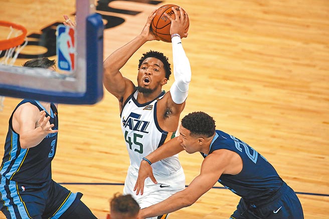 爵士後衛米契爾在灰熊球員的強力防守下仍然奮力進攻籃框。（路透）