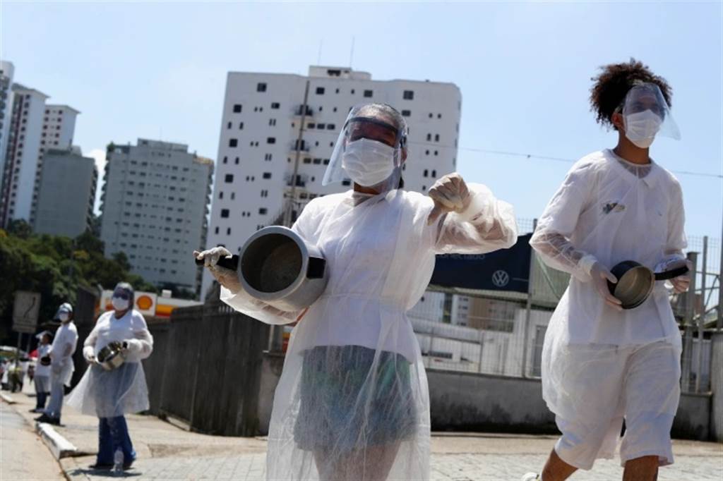 巴西民众对现任总统波索纳罗感到厌烦，持锅上街抗议。图/路透社(photo:ChinaTimes)