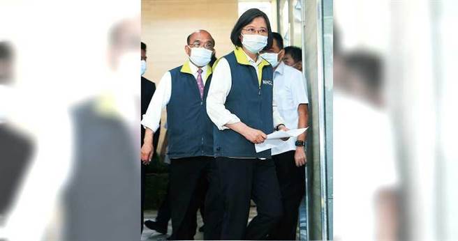 2021年5月18日台北市／台湾疫情升温，本土确诊病例每日激增，双北也实施三级警戒，引发国人忧心忡忡。蔡英文总统（前）、行政院长苏贞昌（后左）18日连袂视察中央流行疫情指挥中心，蔡总统表示，疫苗会陆续到位，请大家放心，也呼吁大家落实防疫，共同面对、共同解决，团结一起度过这次难关。（图／报系资料库）