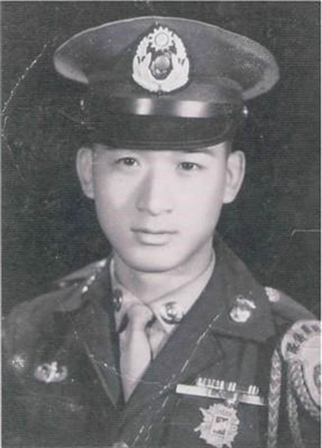 20多岁的关双麟在海军陆战队服役，帅气军服下仍难掩稚气未脱的脸庞（关双麟提供）