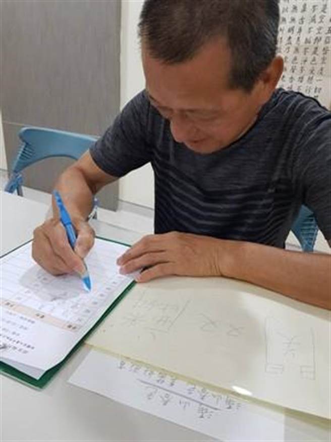 关双麟说，他平常很少读写，识字真的不多，来这里上课每天都要签到，他才从自己的名字重新学起。（家宝乐智学堂提供）