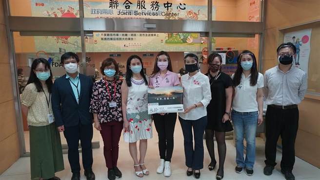 鸿海与永龄基金会1日递件专案申请自购疫苗，但卫福部长陈时中却表示，资料多数齐全，不过缺了原厂授权书，需补件。（图为中时资料照，郭台铭办公室提供）