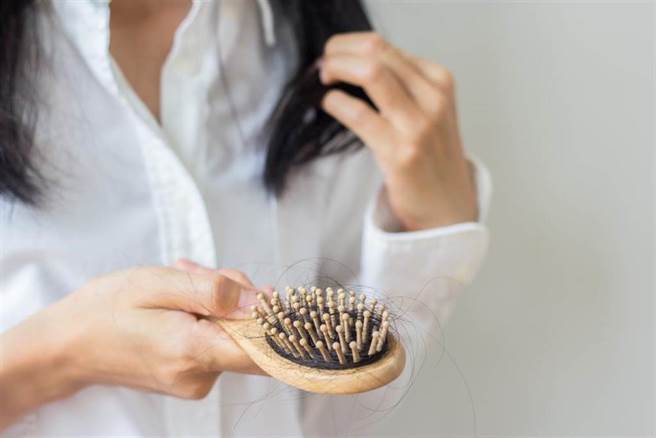 醫曝新冠康復患者5種後遺症，掉髮與再度肺炎都在內。(示意圖/Shutterstock)