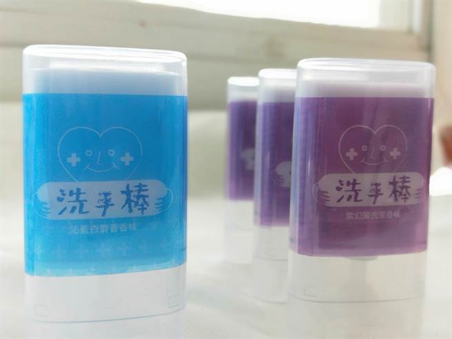 身障学员制作的洗手棒，赠送第一线社工、身障和老人机构工作人员。（台中市政府提供）