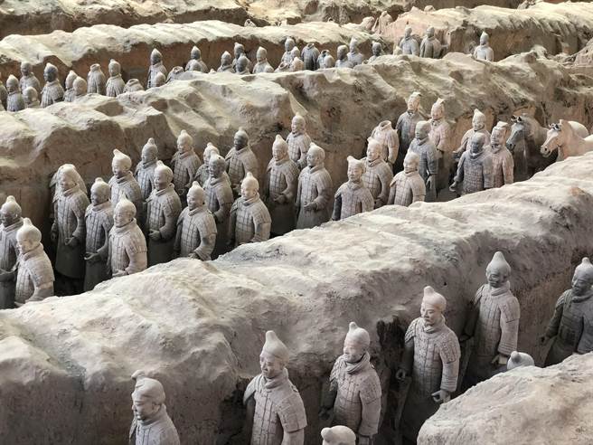 秦始皇兵马俑，为中国大陆第一批全国重点文物保护单位，第一批中国世界遗产，位于今陜西省西安市临潼区秦始皇陵以东1.5公里处的兵马俑坑内。 （许依晨摄）