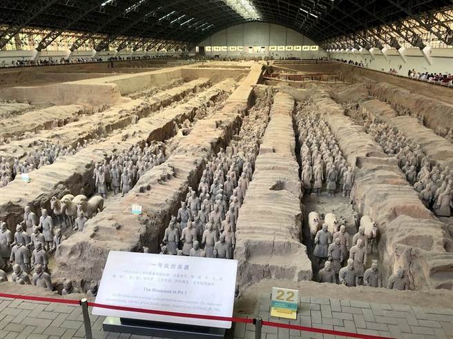 秦始皇兵马俑，为中国大陆第一批全国重点文物保护单位，第一批中国世界遗产，位于今陜西省西安市临潼区秦始皇陵以东1.5公里处的兵马俑坑内。 （许依晨摄）