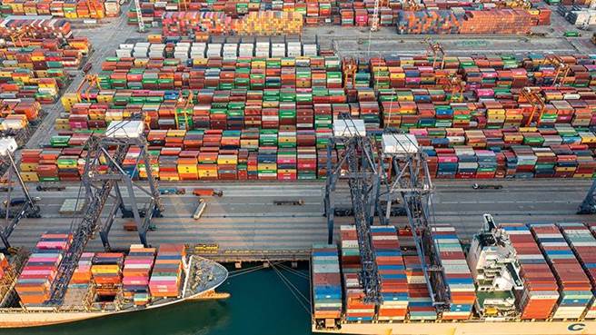 疫情導致深圳鹽田港嚴重擁堵，船舶延誤還在持續。（第一財經）