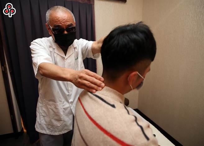 受到新冠肺炎疫情衝击，许多视障按摩的劳工收入一夕归零。（报系资料照）