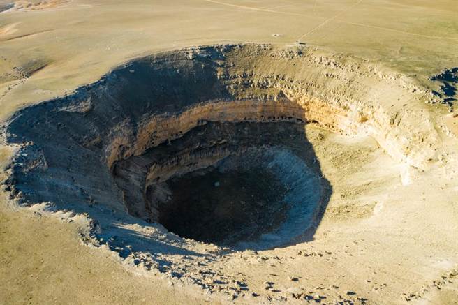 墨西哥中部一座小镇日前出现骇人天坑，迅速扩张的幅度在短短3天就变大至约64倍，直逼附近民宅的庭院墙角。（示意图／达志影像）