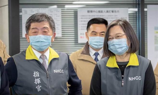 台湾的根本问题是过去卅年在大环境下迷失了自己，拜错了神，迷信西方的价值观，抛弃了早期台湾公务员刻苦奉公的传统美德和科学化决策的精神，导致了整个系统性的腐败。图为总统蔡英文、卫福部部长陈时中。（图／取自蔡英文脸书）