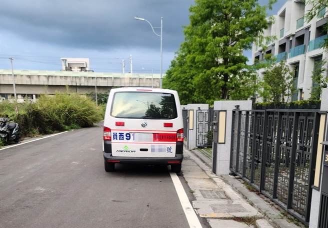 有网友在脸书上贴出一张救护车的照片，指控消防员都未载病患上车，鸣笛进巷弄，又鸣笛离去，直呼「难道是来聊天？」（翻摄脸书社团《爆料公社公开版》）