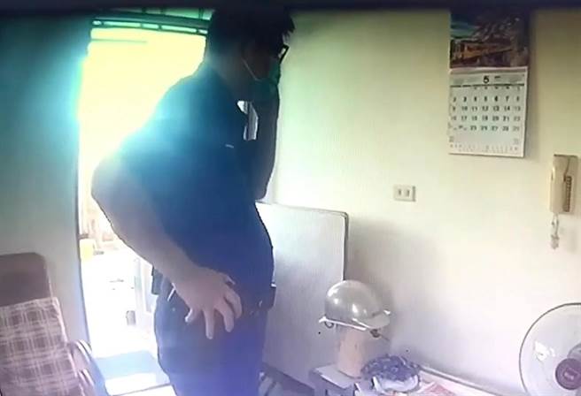 住在大树区的老妇人遭到诈骗，警方及时到场，阻止一场骗局。（翻摄照片／林瑞益高雄传真）