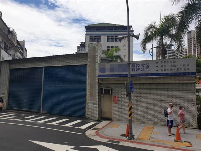 新北市劳工局表示，中和某印刷厂57位移工有8位确诊，已分送至检疫所治疗、安排居家隔离。（蔡雯如摄）
