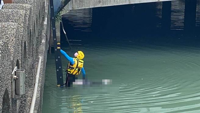 基隆市仁爱区田寮河今早有一名老翁面部朝下漂浮在河面中。（陈彩玲摄）