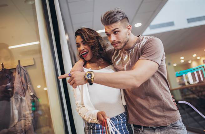 巨蟹座、双鱼座、处女座、天秤座在今年下半年将会桃花朵朵开，享受令人羡慕的艳遇。（图／Shutterstock）